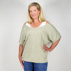 Model trägt CAMPS BAY Strick-Shirt „Vivien“ in Khaki Marl