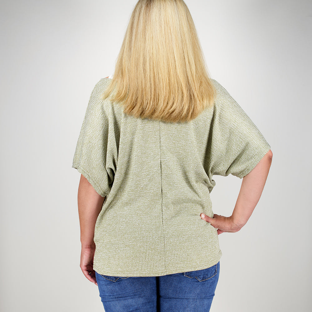 Model trägt CAMPS BAY Strick-Shirt „Vivien“ in Khaki Marl