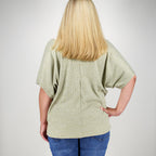 Model trägt CAMPS BAY Strick-Shirt „Vivien“ in Khaki Marl