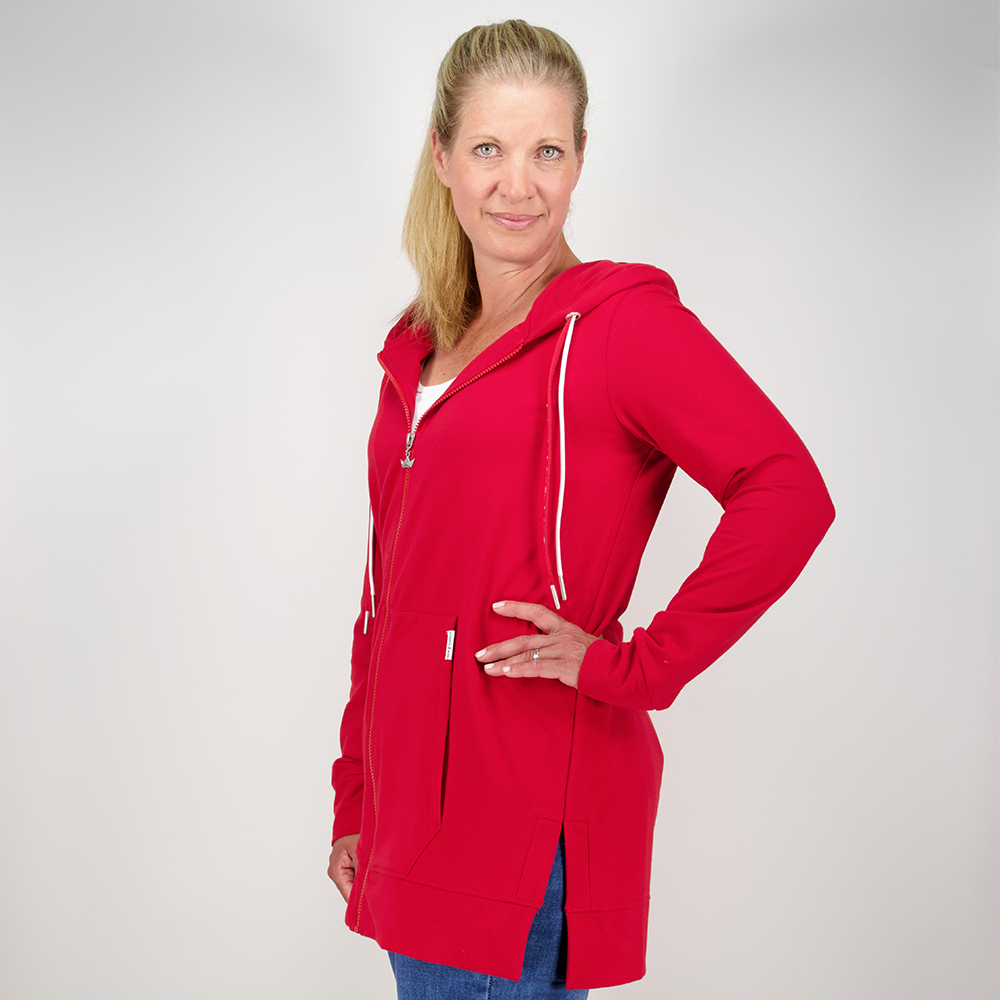 Weibliches Model mit Camps Bay Sweatjacke in Savvy Red