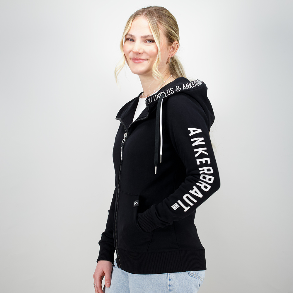 Weibliches Model mit Ankerbraut  Sweatjacke in Schwarz