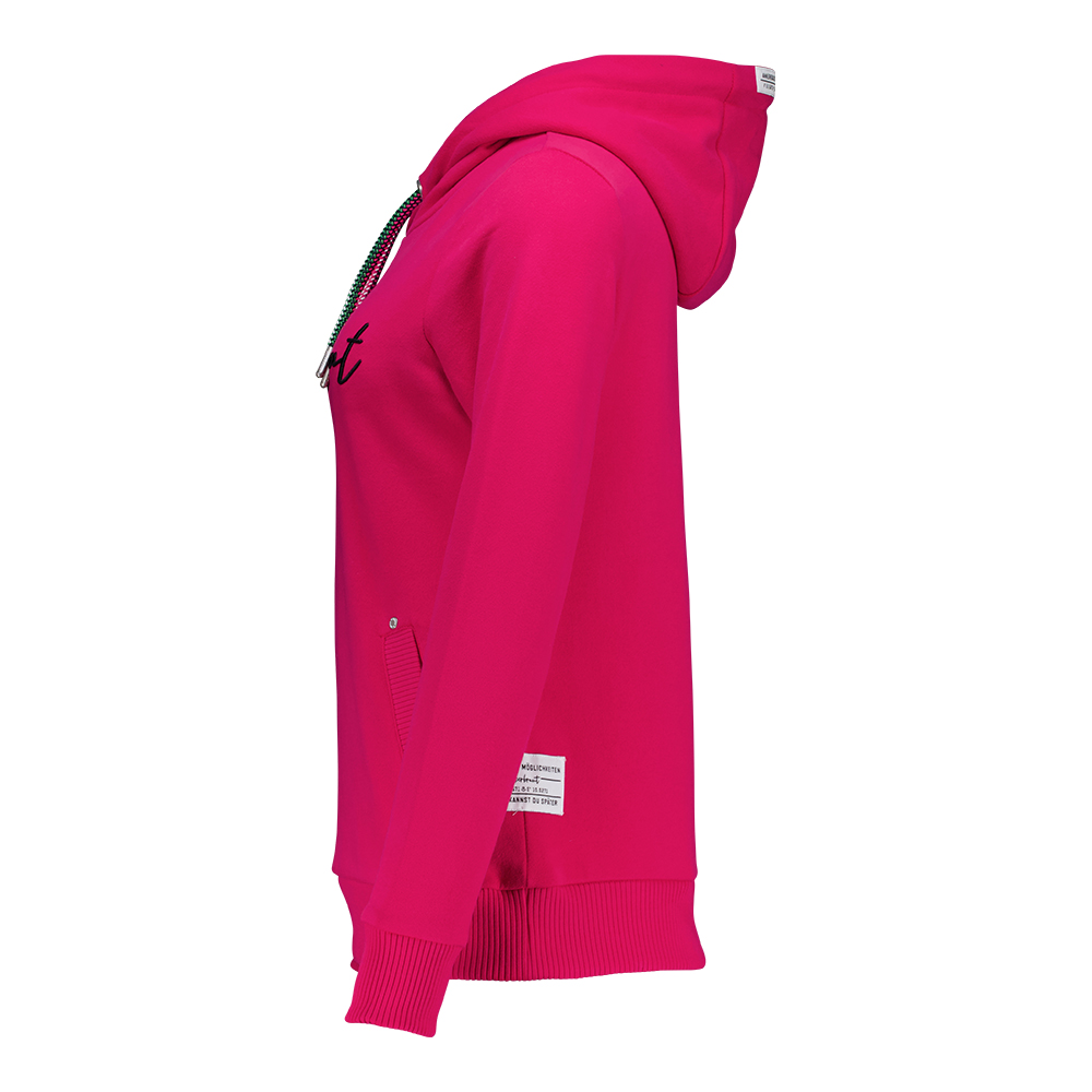 Weibliches Model mit ANKERBRAUT Hoodie in Bright Rose