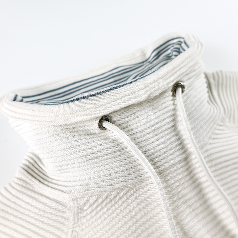 Weibliches Model mit CAMPS BAY Strickpullover in Offwhite