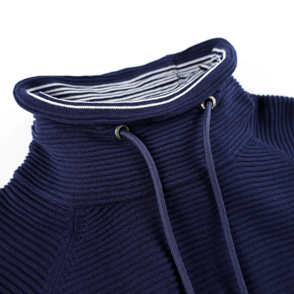 Weibliches Model mit CAMPS BAY Strickpullover in Maritime Blue