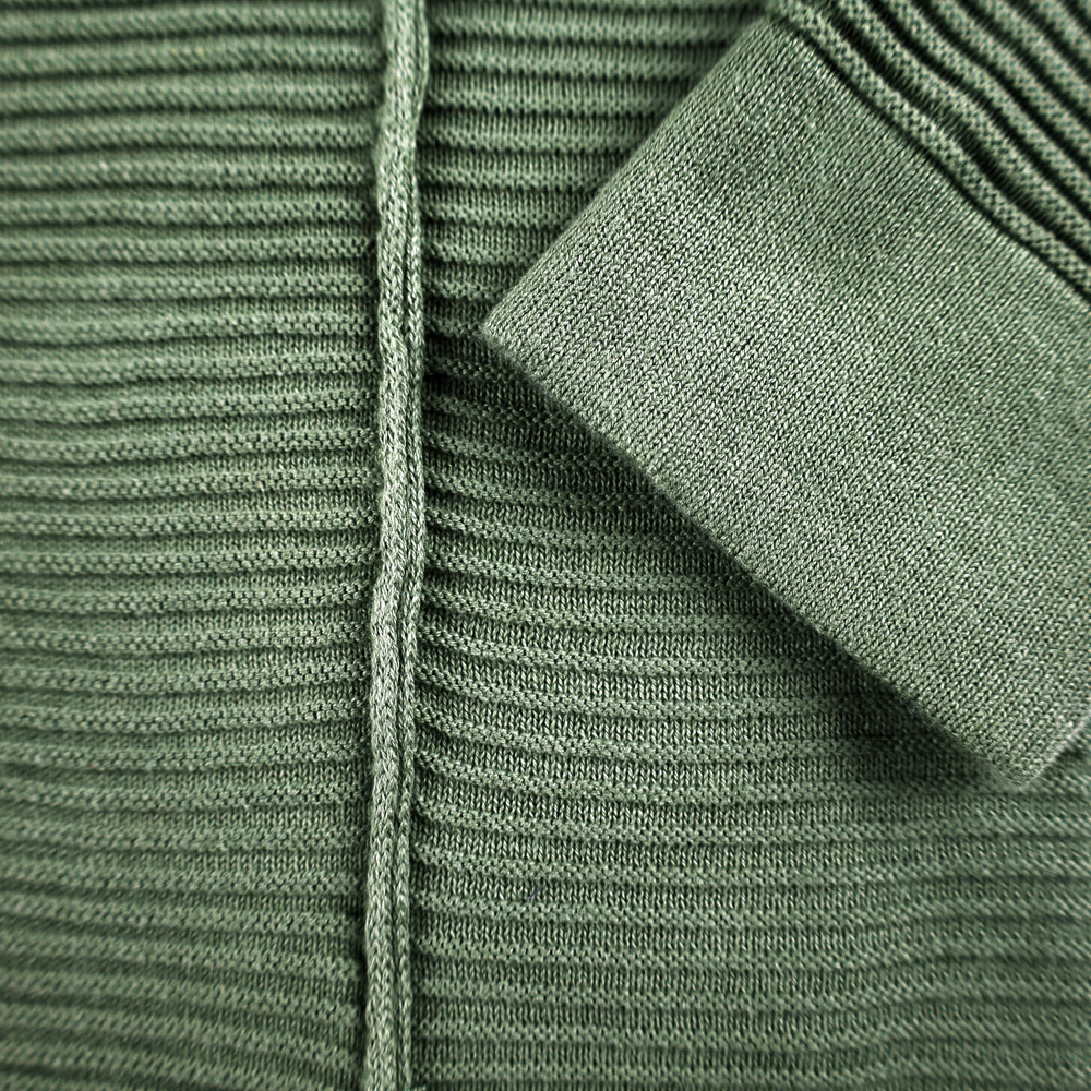 Weibliches Model mit CAMPS BAY Strickpullover in Hedge Green