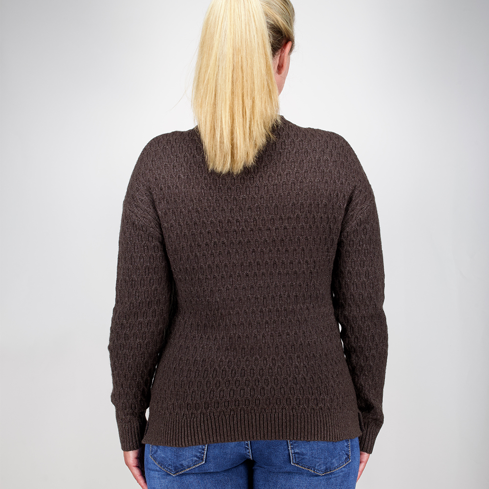 Weibliches Model mit CAMPS BAY Strickpullover in Chocolate Torte Melange