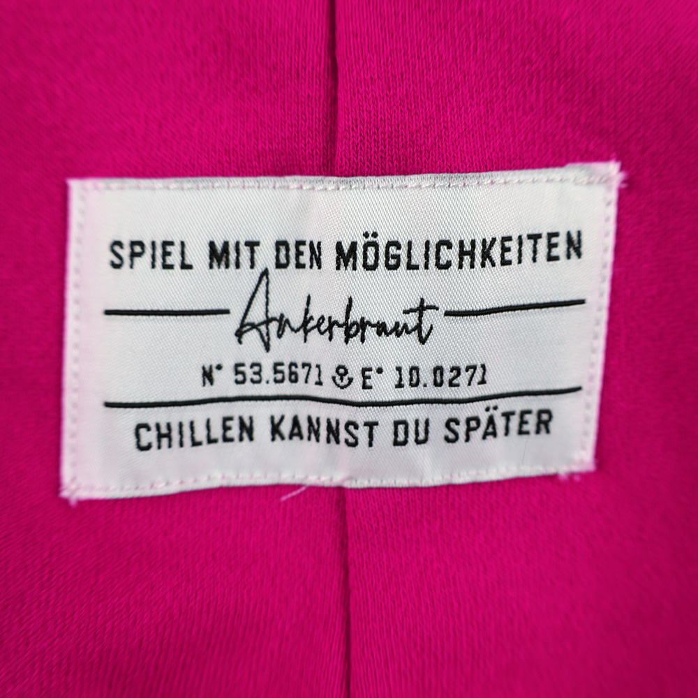 Weibliches Model mit ANKERBRAUT Hoodie in Bright Rose