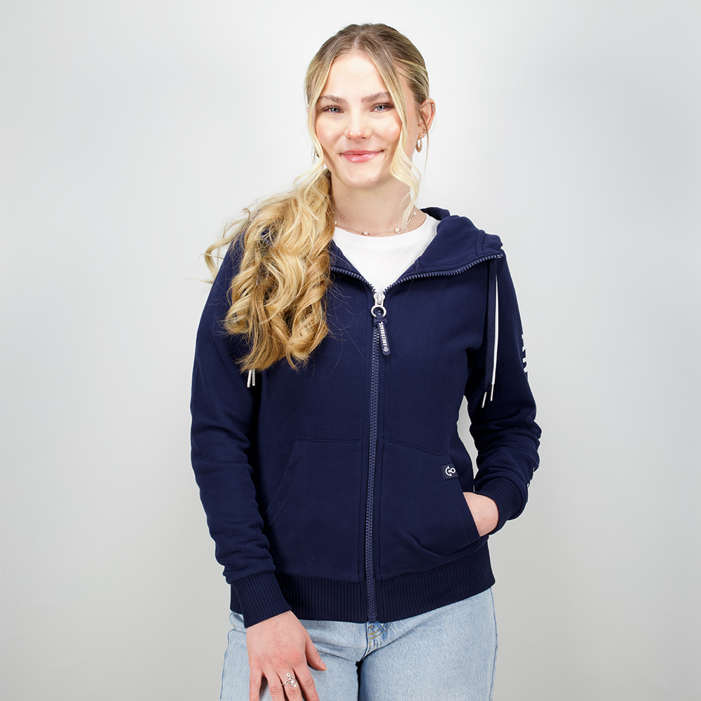 Weibliches Model mit Ankerbraut  Sweatjacke in Maritime Blue