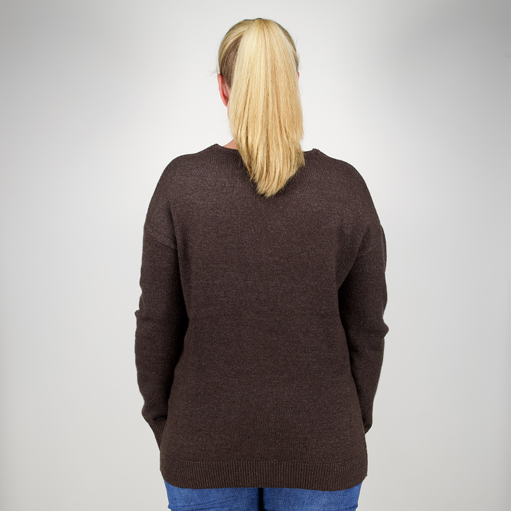 Weibliches Model mit CAMPS BAY Pullover in Chocolate Torte Melange