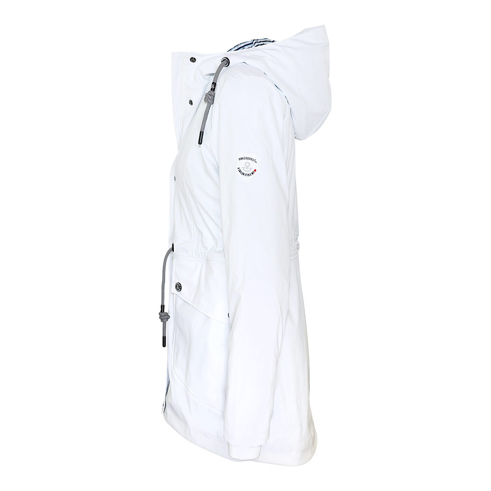 Weibliches Model mit ANKERBRAUT Regenjacke in Bright White