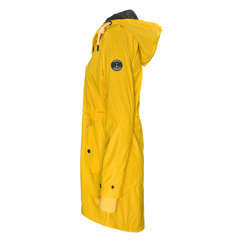 Weibliches Model mit CAMPS BAY Regenjacke in Lemon Chrome