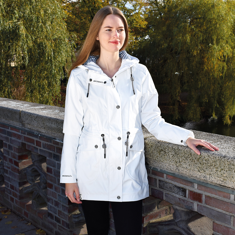 Weibliches Model mit ANKERBRAUT Regenjacke in Bright White