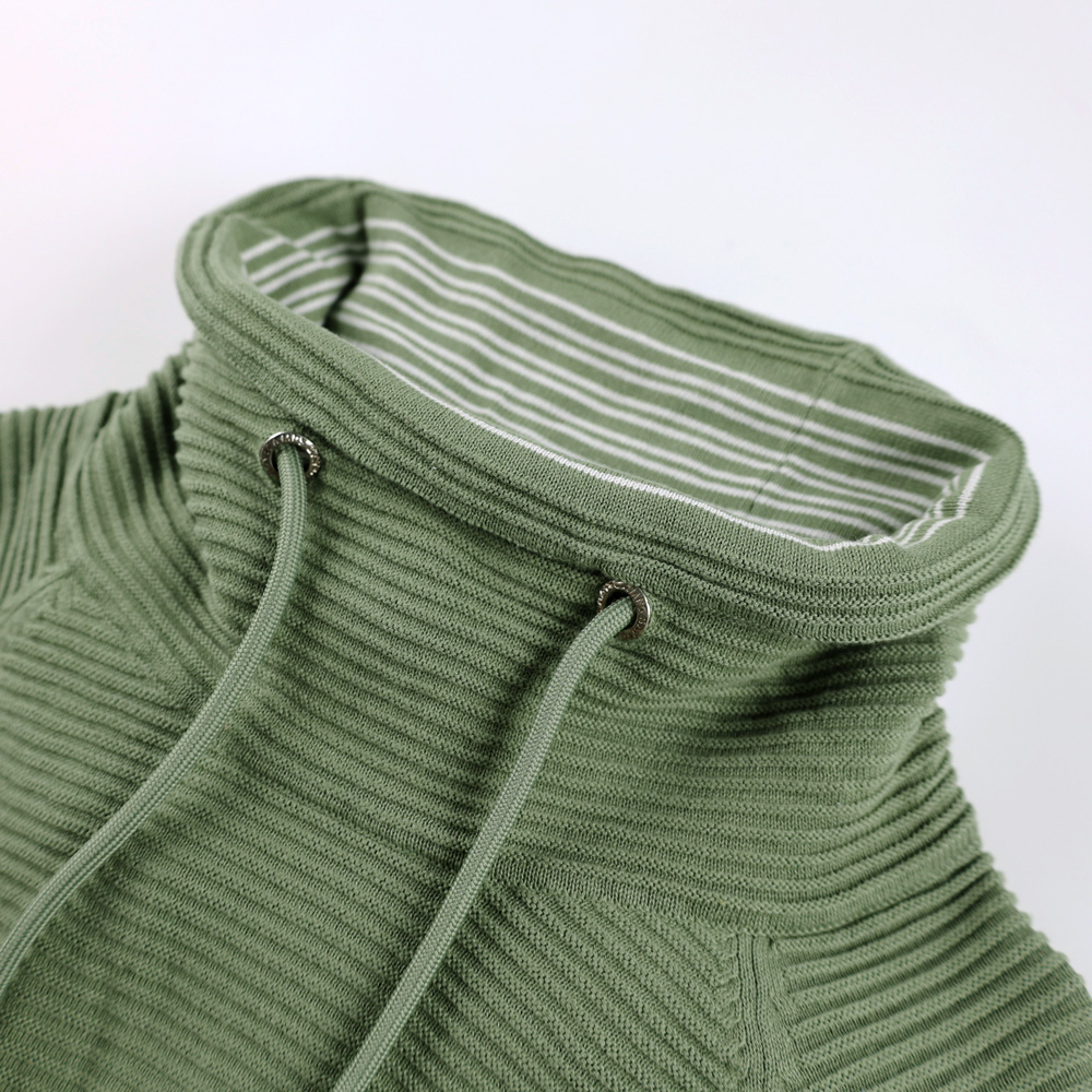 Weibliches Model mit CAMPS BAY Strickpullover in Hedge Green