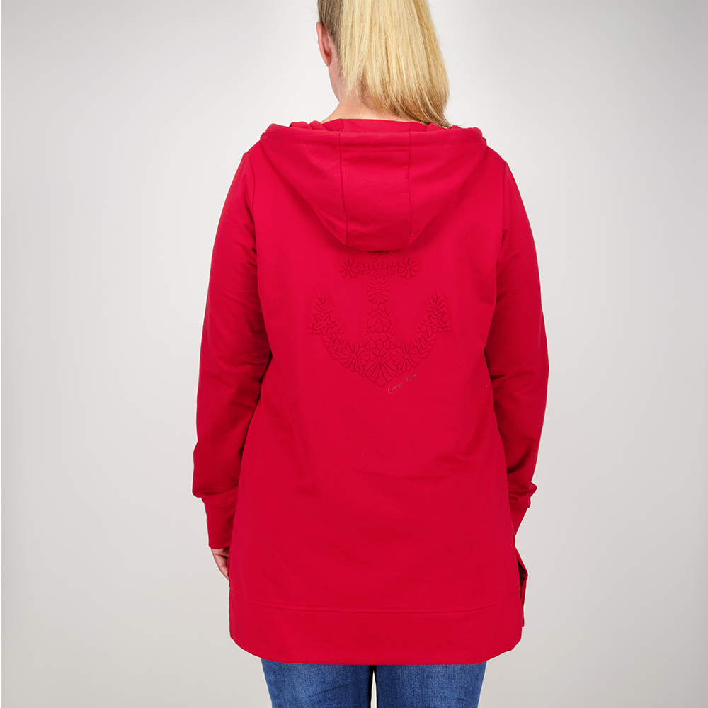 Weibliches Model mit Camps Bay Sweatjacke in Savvy Red