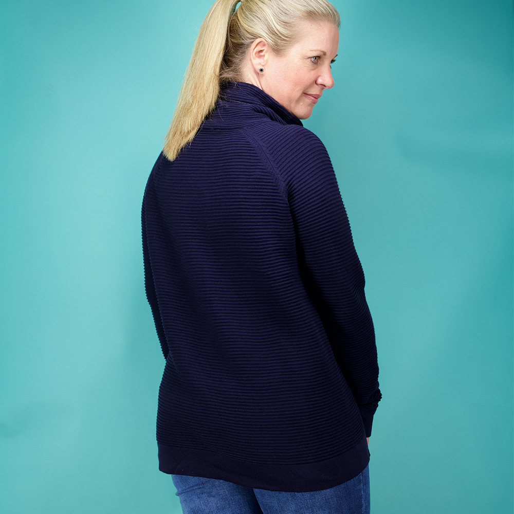 Weibliches Model mit CAMPS BAY Strickpullover in Maritime Blue