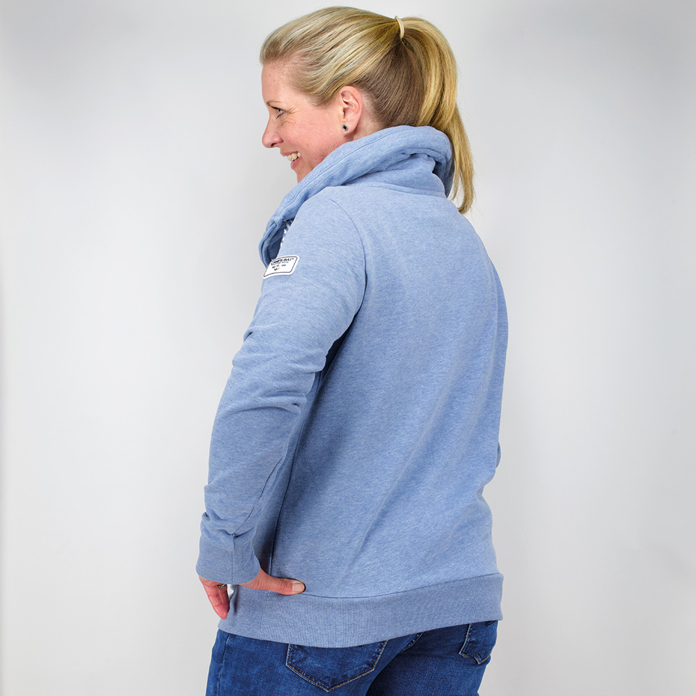 Weibliches Model mit CAMPS BAY Sweatjacke in Windward Blue