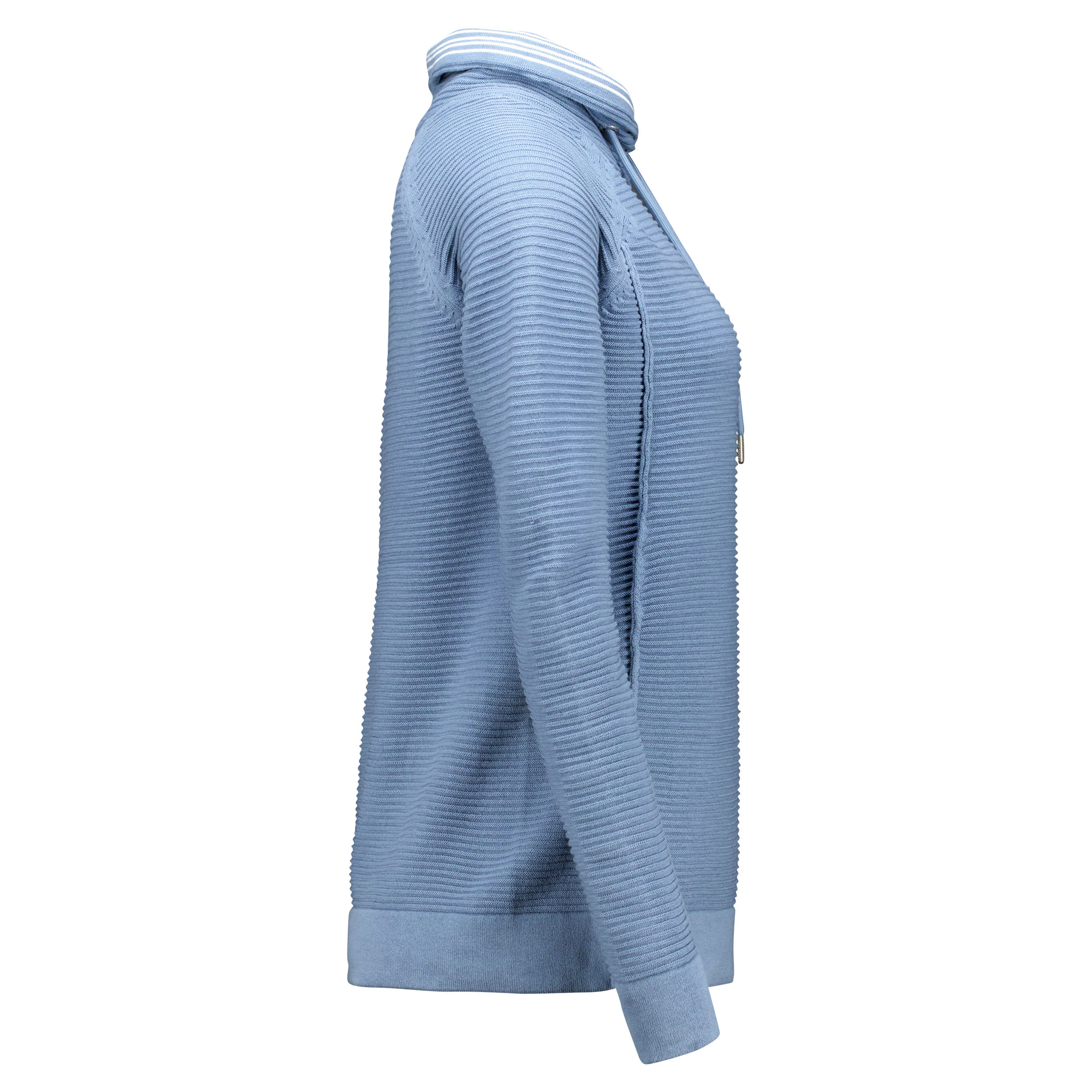 Weibliches Model mit CAMPS BAY Strickpullover in Winward Blue