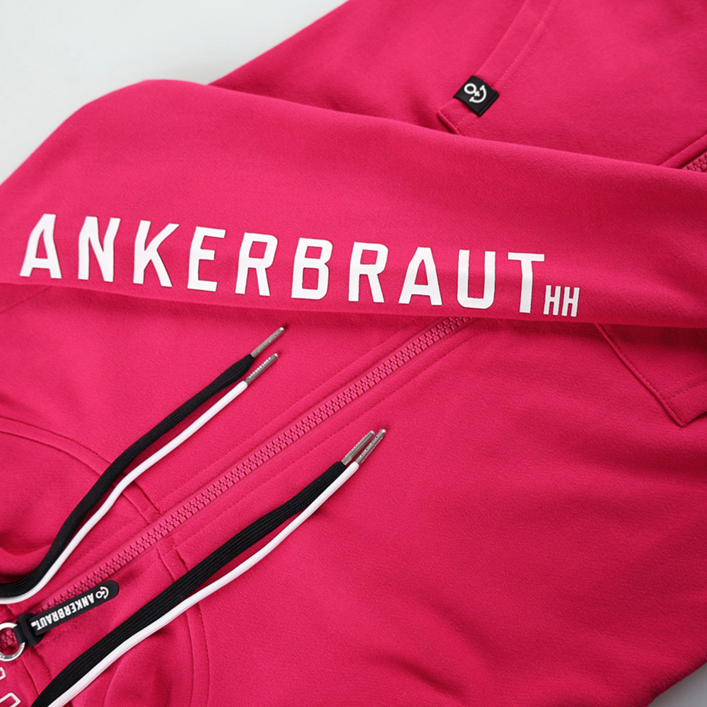 Weibliches Model mit Ankerbraut  Sweatjacke in Bright Rose