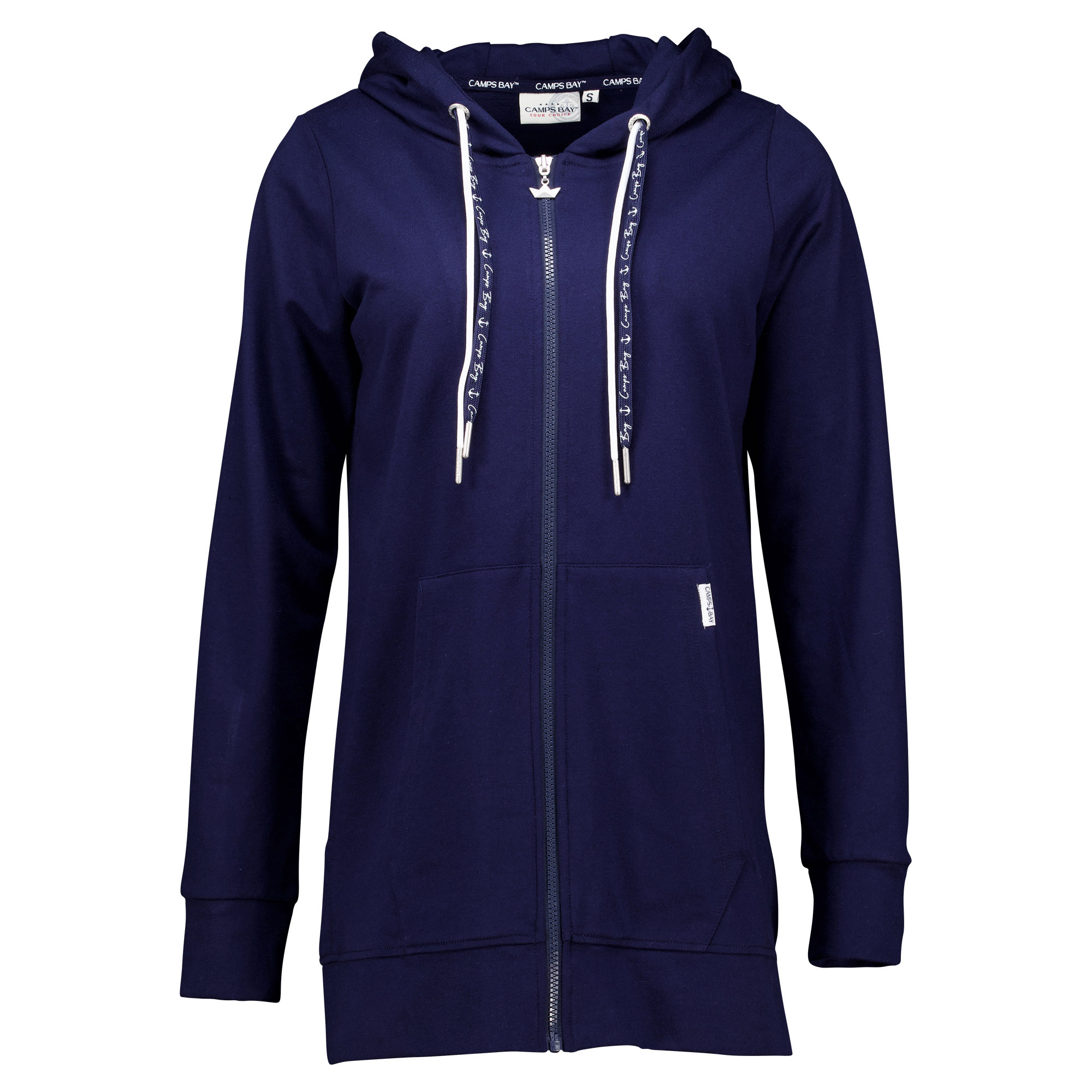 Weibliches Model mit Camps Bay Sweatjacke in Maritime Blue