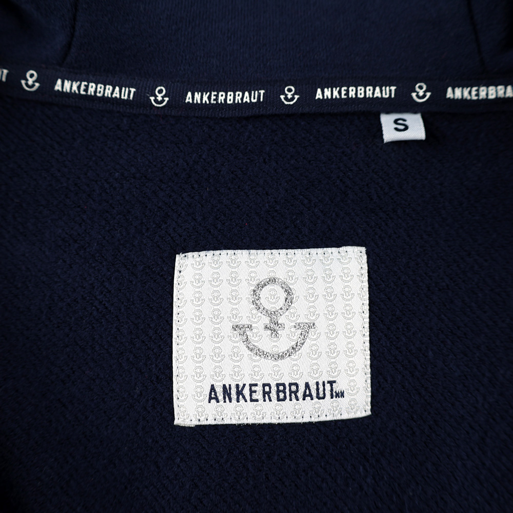 Weibliches Model mit Ankerbraut  Sweatjacke in Maritime Blue