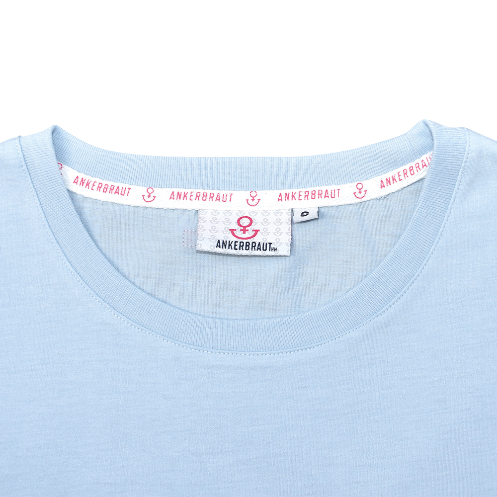 Weibliches Model mit ANKERBRAUT T-Shirt in Cashmere Blue