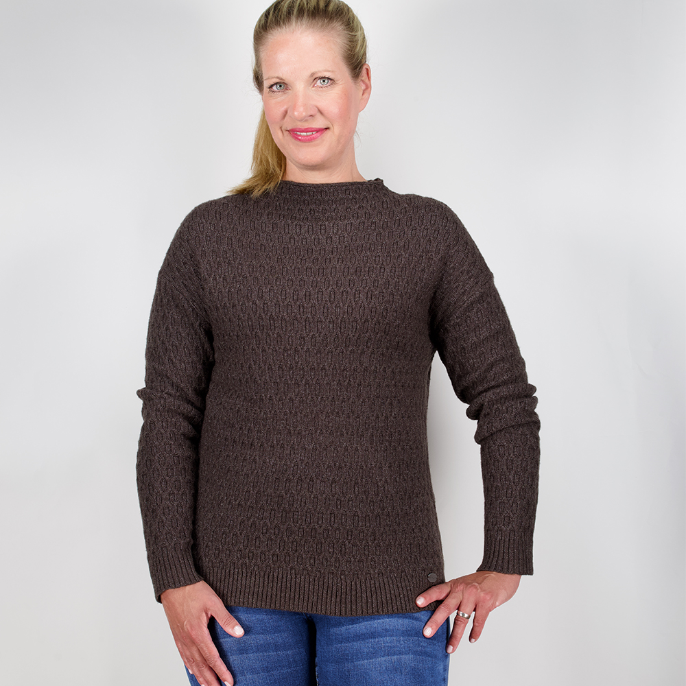 Weibliches Model mit CAMPS BAY Strickpullover in Chocolate Torte Melange