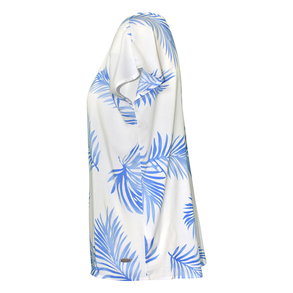 Weibliches Model mit CAMPS BAY Bluse in Offwhite Palm