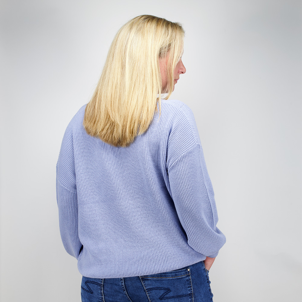 Weibliches Model mit CAMPS BAY Strickpullover in Soft Blue