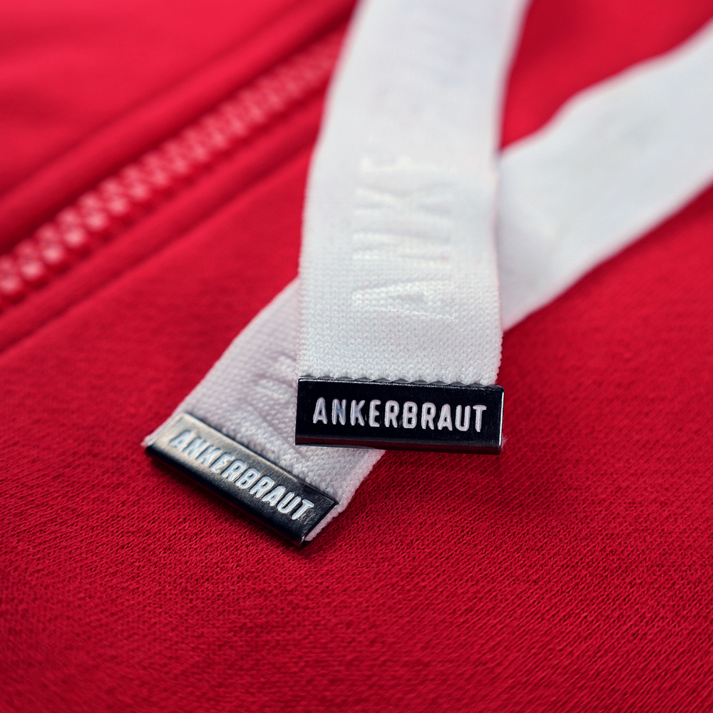 Weibliches Model mit ANKERBRAUT Sweatjacke in Rot