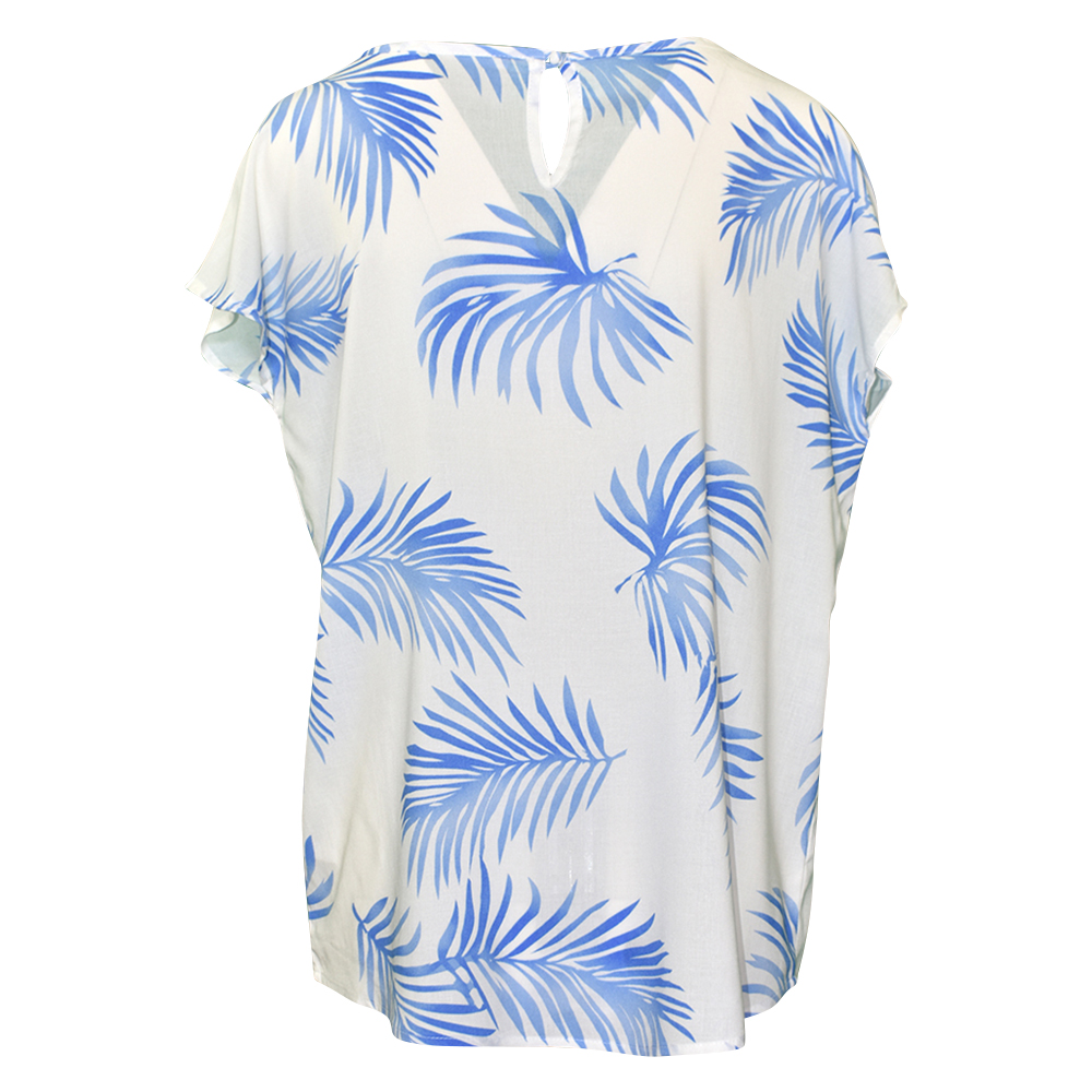 Weibliches Model mit CAMPS BAY Bluse in Offwhite Palm