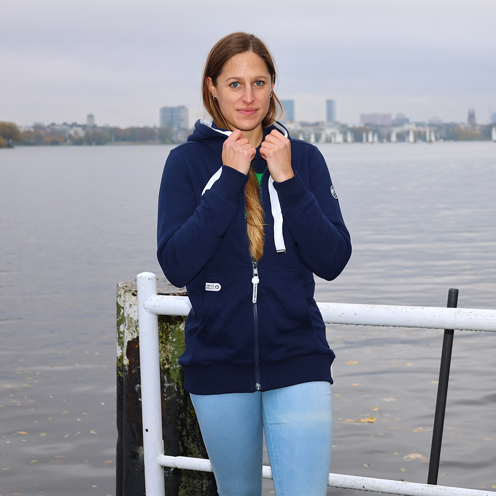 Weibliches Model mit ANKERBRAUT Sweatjacke in Maritime Blue