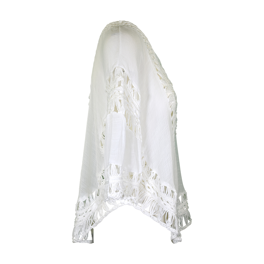 Weibliches Model mit CAMPS BAY Bluse in Offwhite