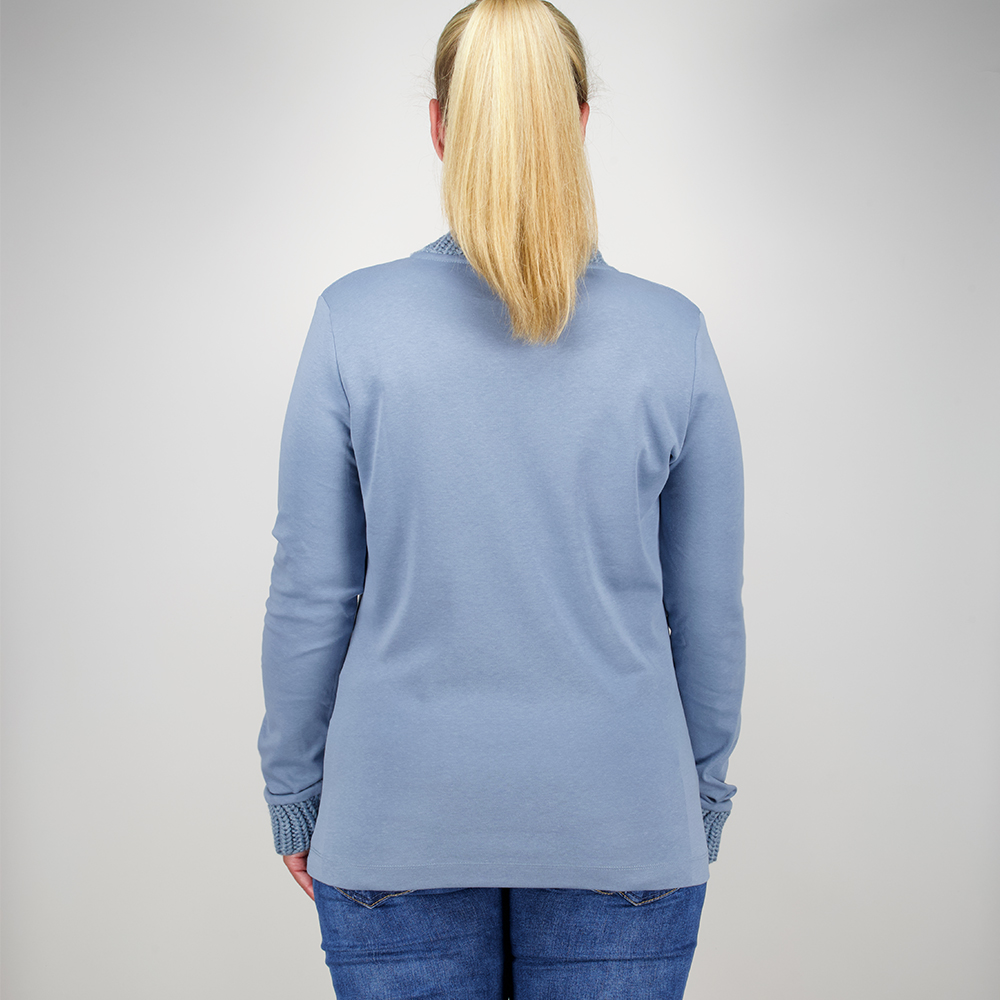 Weibliches Model mit CAMPS BAY Langarm-Shirt in Winward Blue