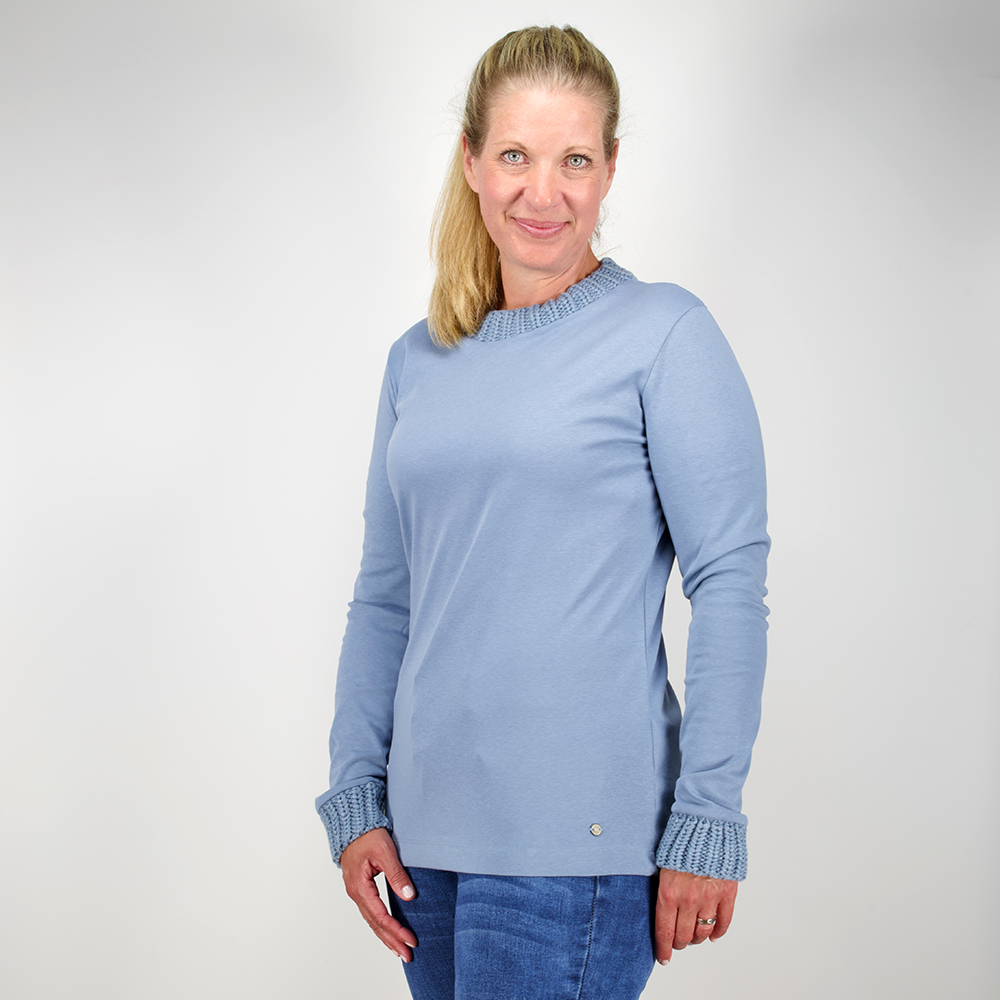 Weibliches Model mit CAMPS BAY Langarm-Shirt in Winward Blue