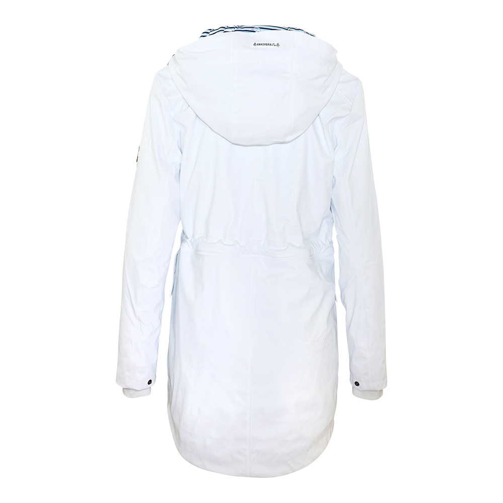 Weibliches Model mit ANKERBRAUT Regenjacke in Bright White