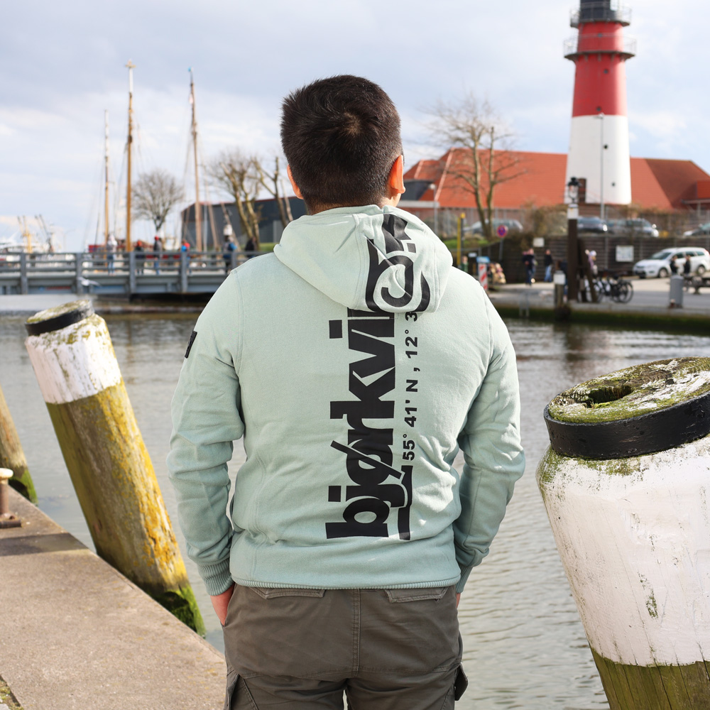 Männliches Model mit Björkvin Sweatjacke in Chinois Green