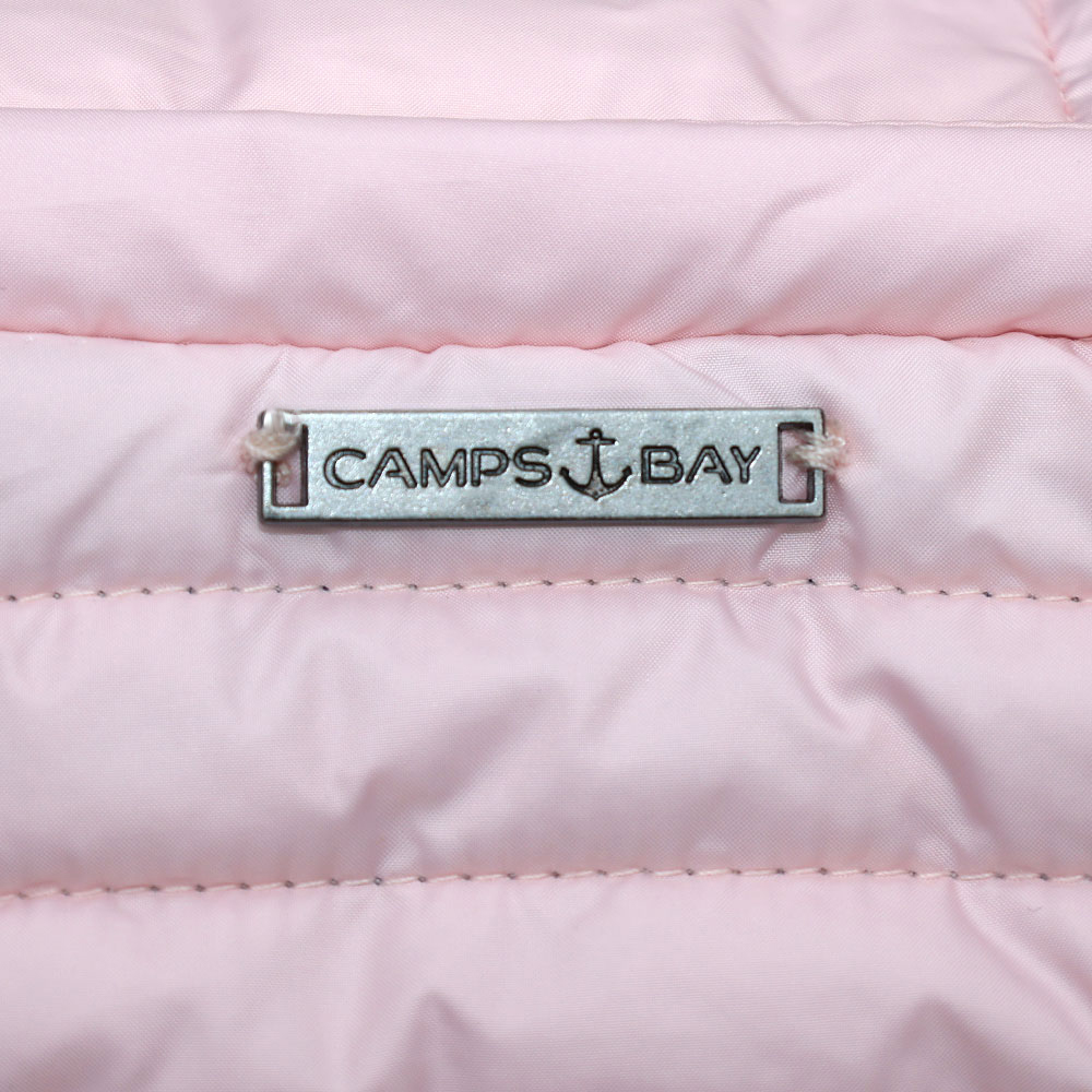 Weibliches Model mit CAMPS BAY Weste in Rose Quartz