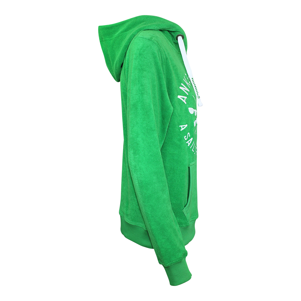 Weibliches Model mit ANKERBRAUT Frottee-Hoodie in Vibrant Green