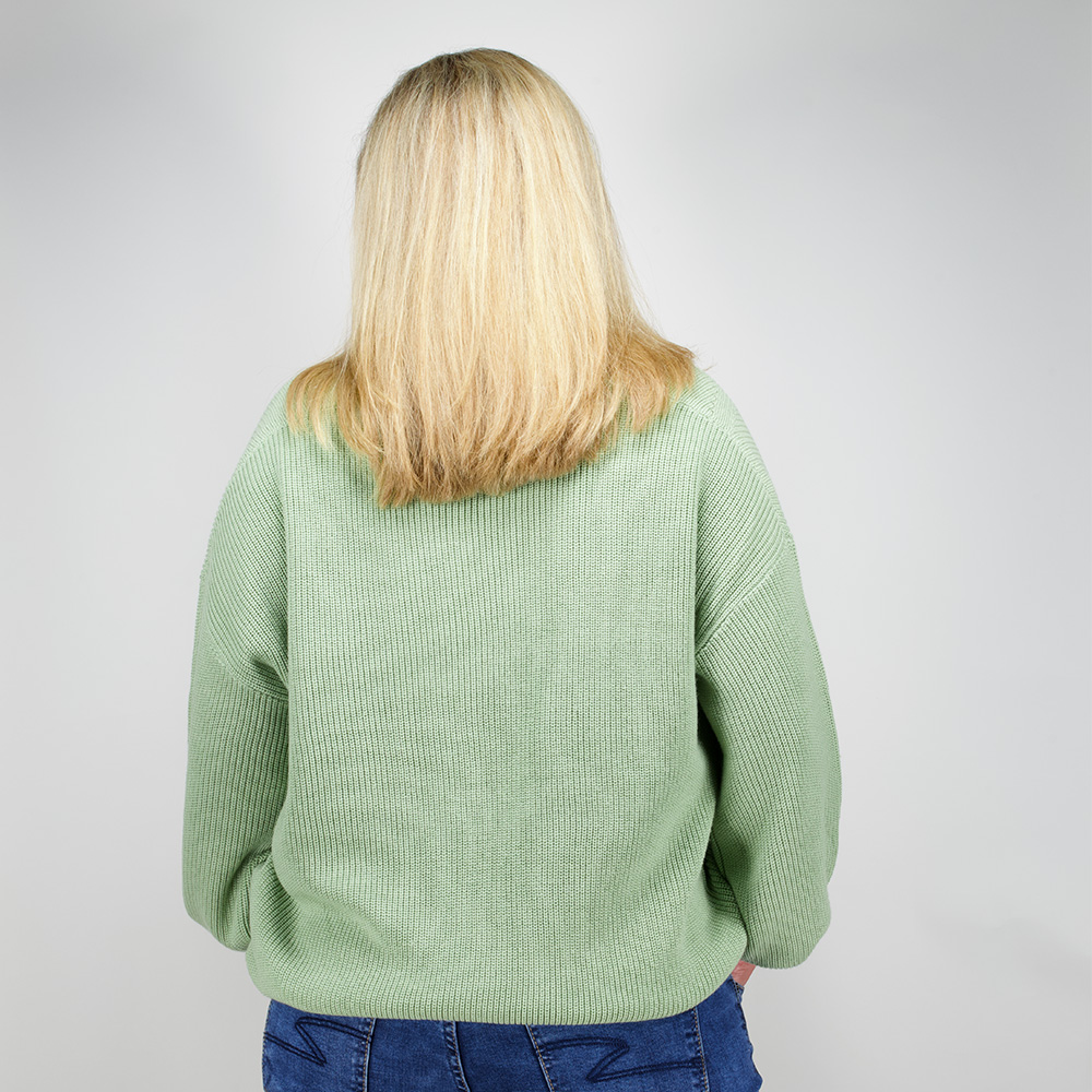 Weibliches Model mit CAMPS BAY Strickpullover in Laurel Green