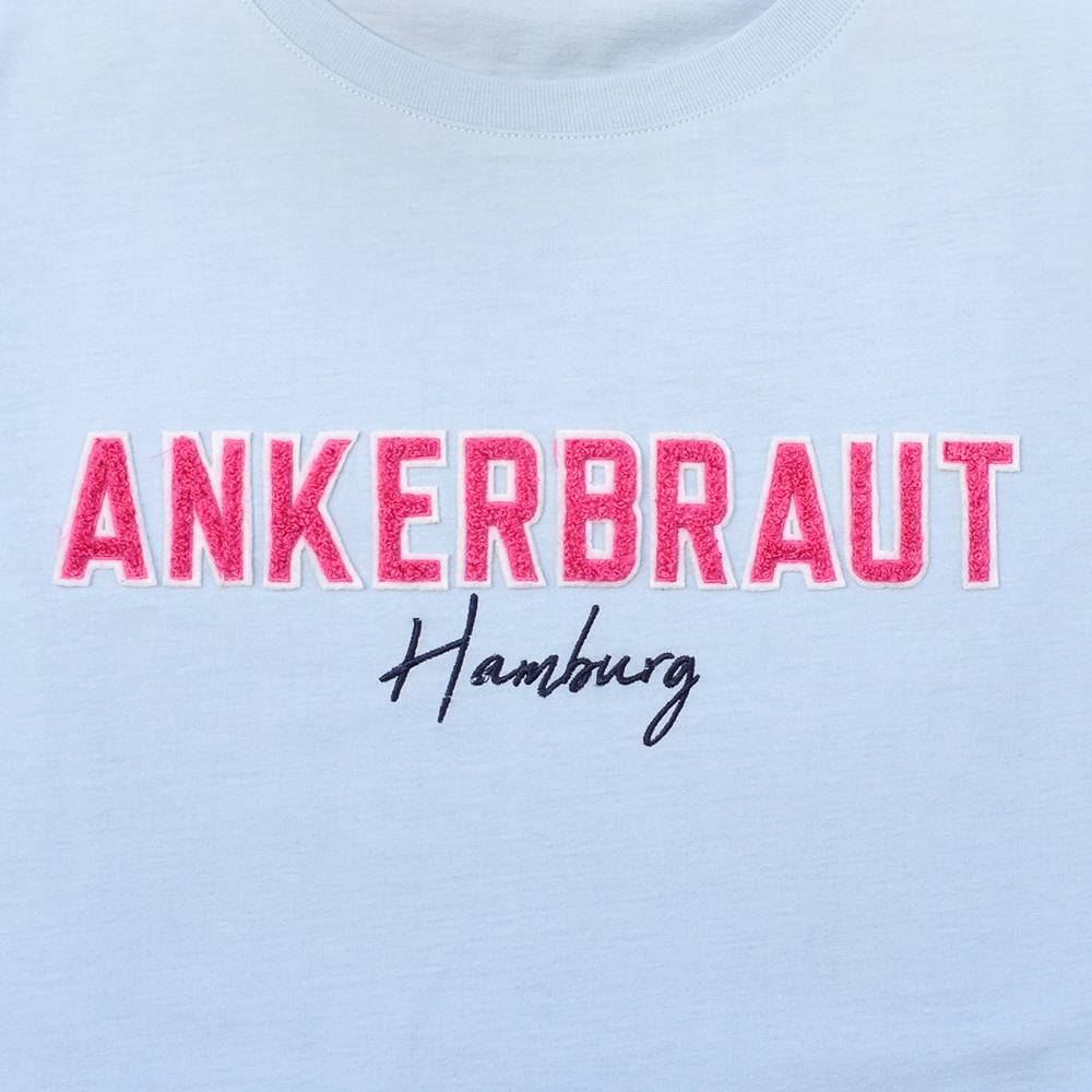 Weibliches Model mit ANKERBRAUT T-Shirt in Cashmere Blue