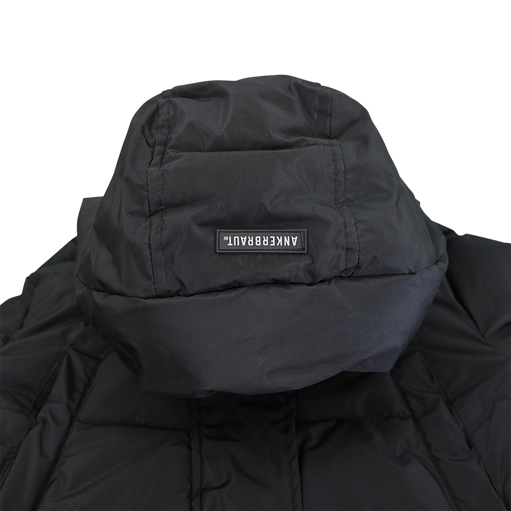 Weibliches Model mit ANKERBRAUT Puffer Jacket in Schwarz