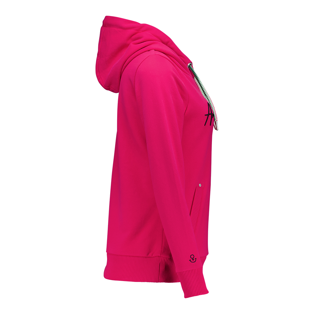 Weibliches Model mit ANKERBRAUT Hoodie in Bright Rose