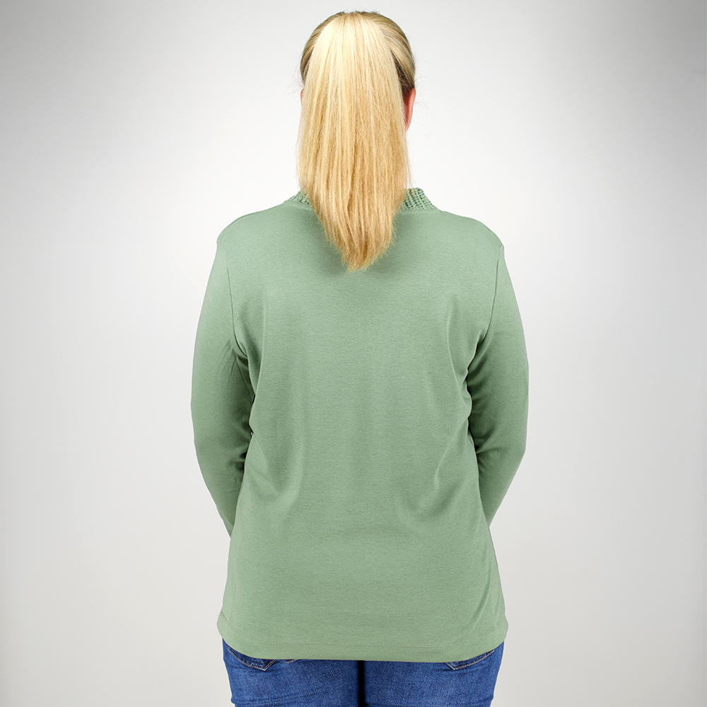 Weibliches Model mit CAMPS BAY Langarm-Shirt in Hedge Green