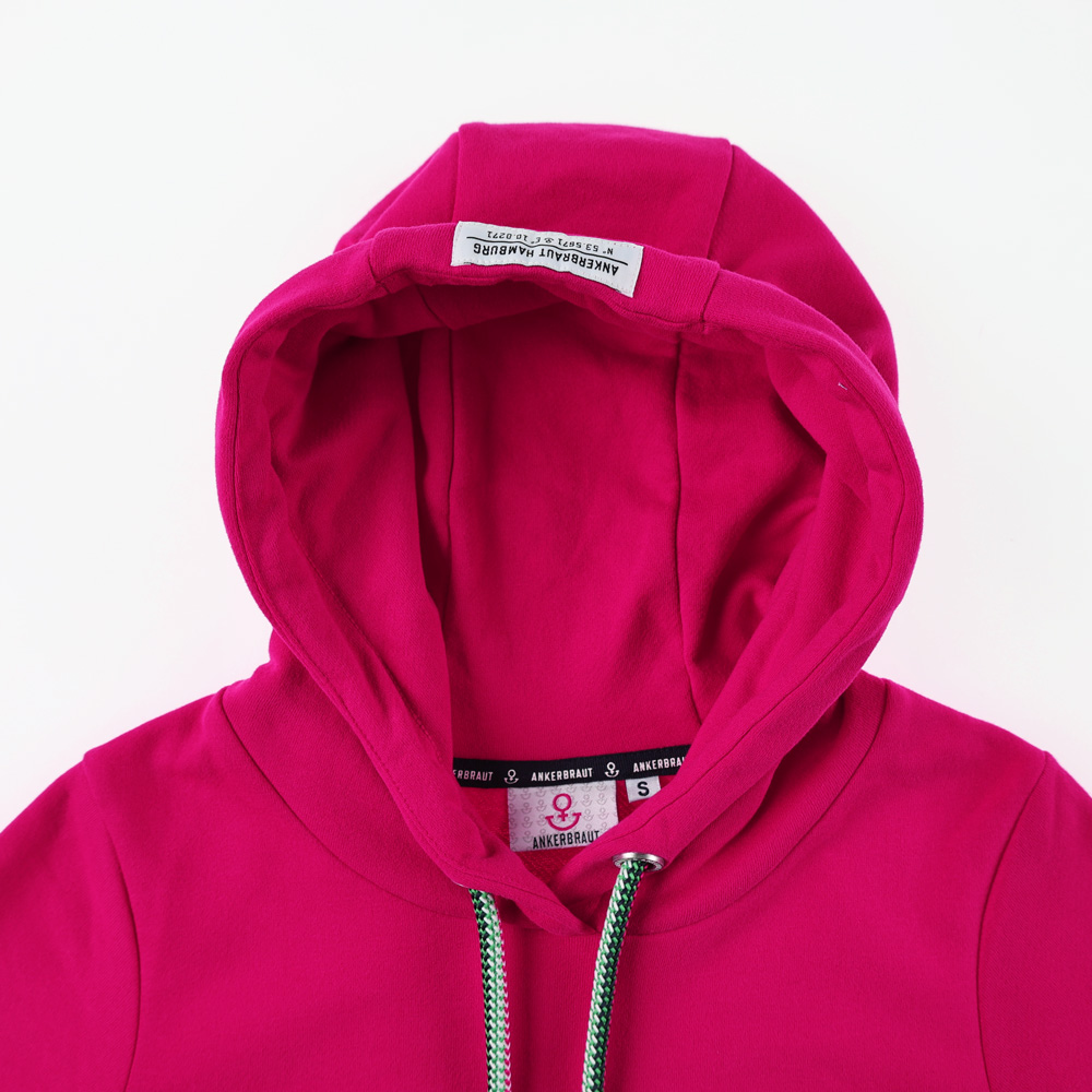 Weibliches Model mit ANKERBRAUT Hoodie in Bright Rose