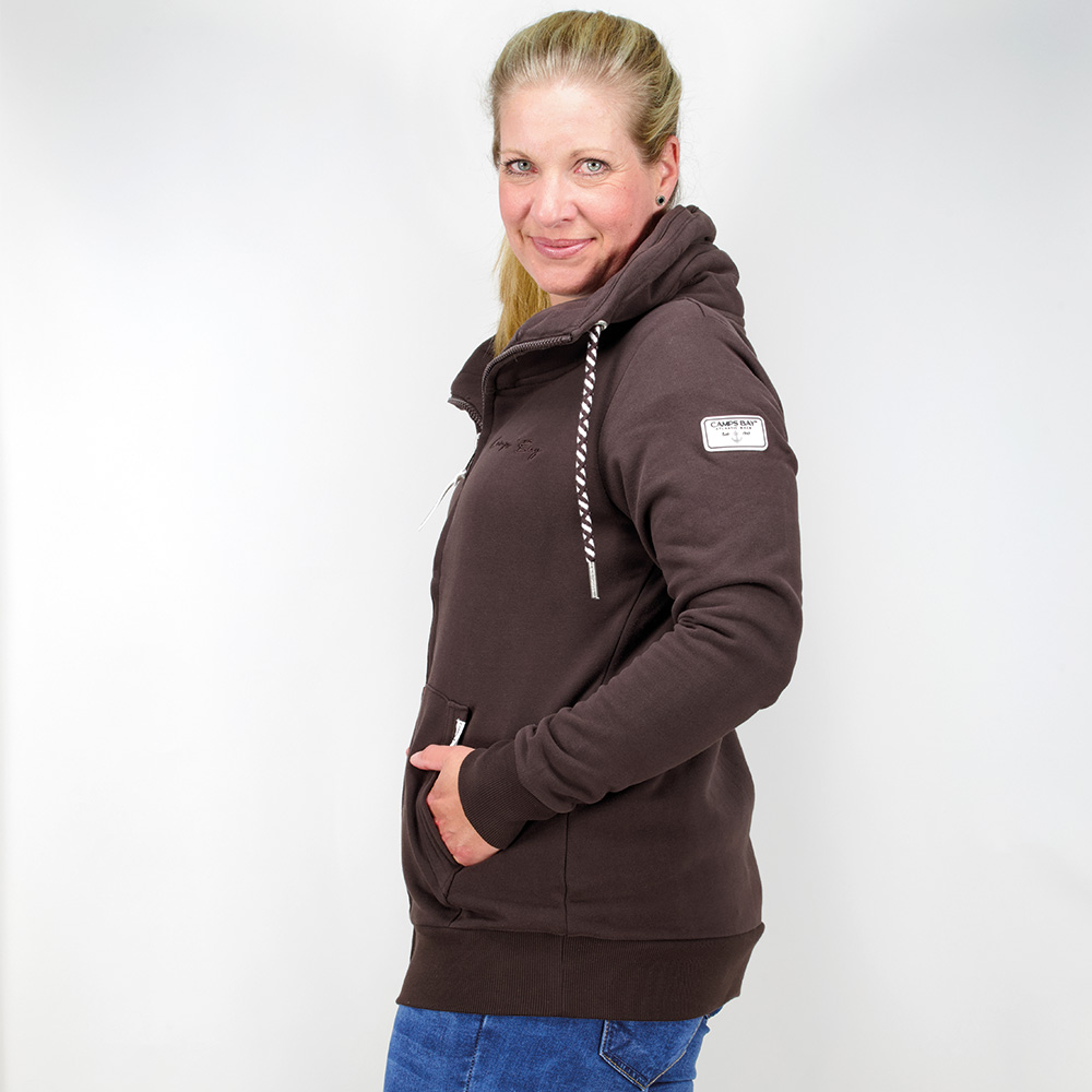 Weibliches Model mit CAMPS BAY Sweatjacke in Chocolate Torte