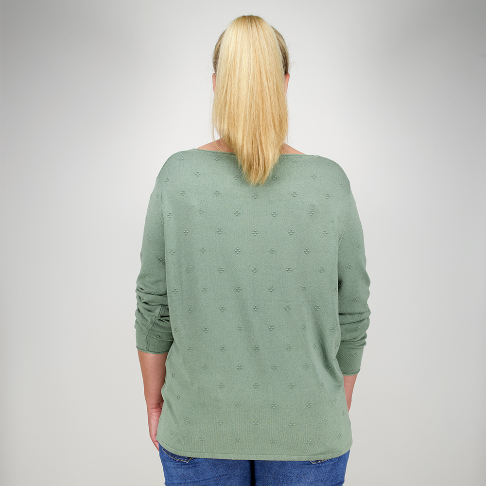 Weibliches Model mit CAMPS BAY Pullover in Hedge Green