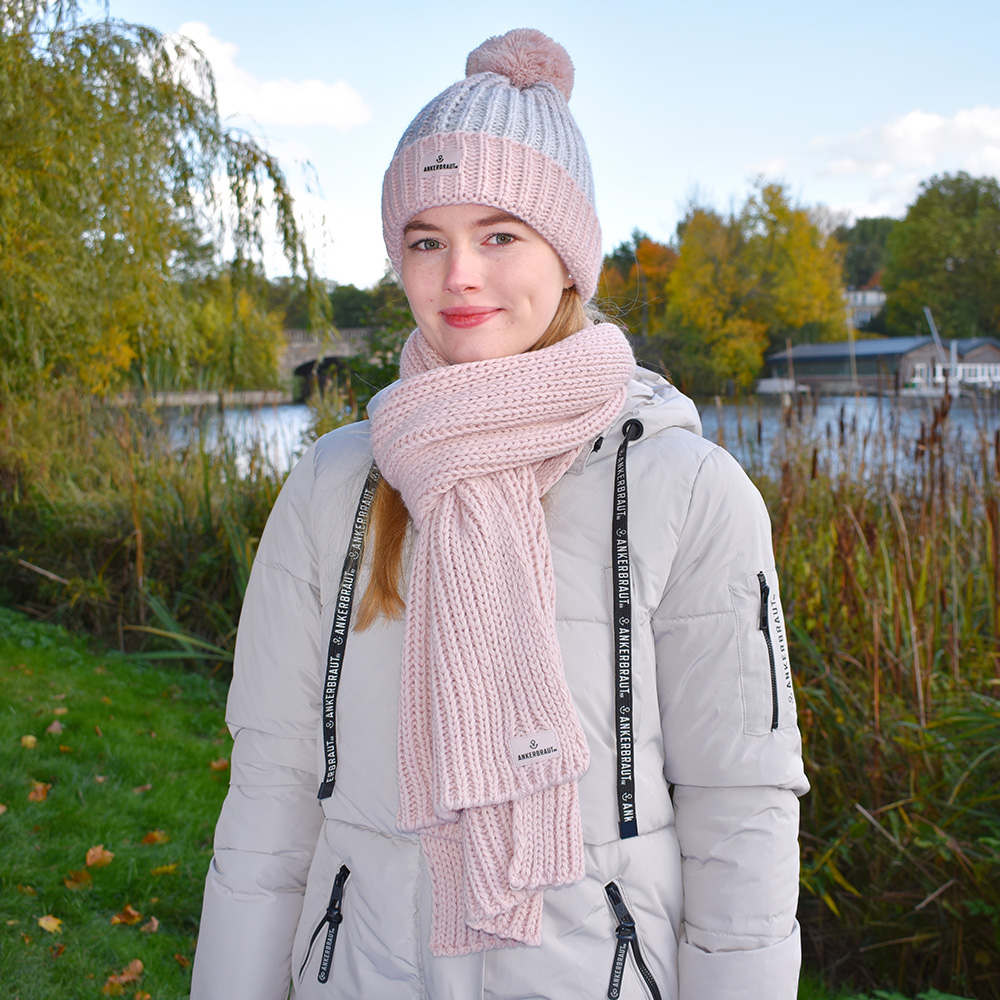 Weibliches Model mit ANKERBRAUT Mütze in Rose