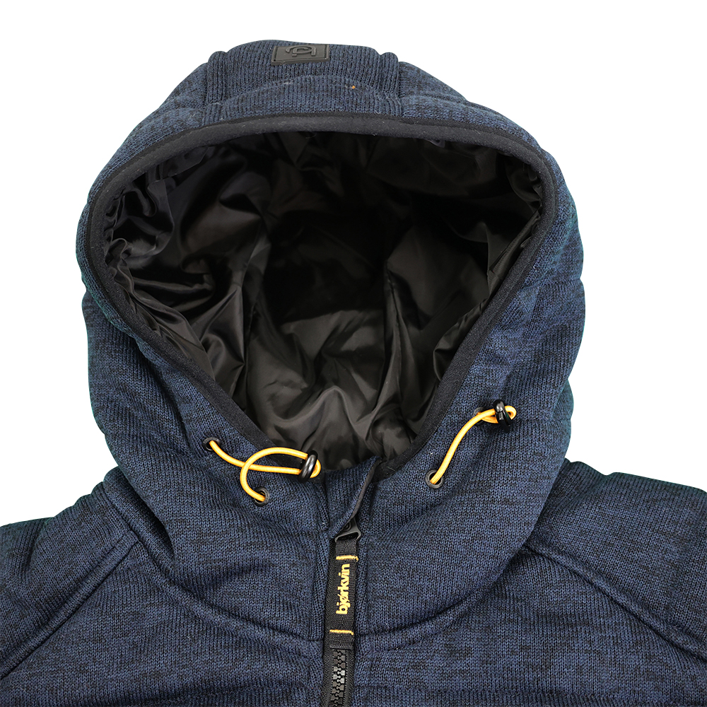 Männliches Model mit Björkvin Outdoor-Jacke in Navy Melange