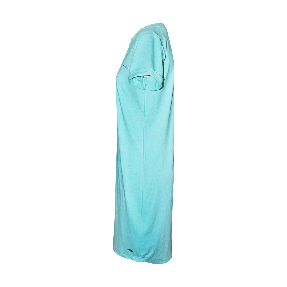 Weibliches Model mit CAMPS BAY Strandkleid in Aqua Sky