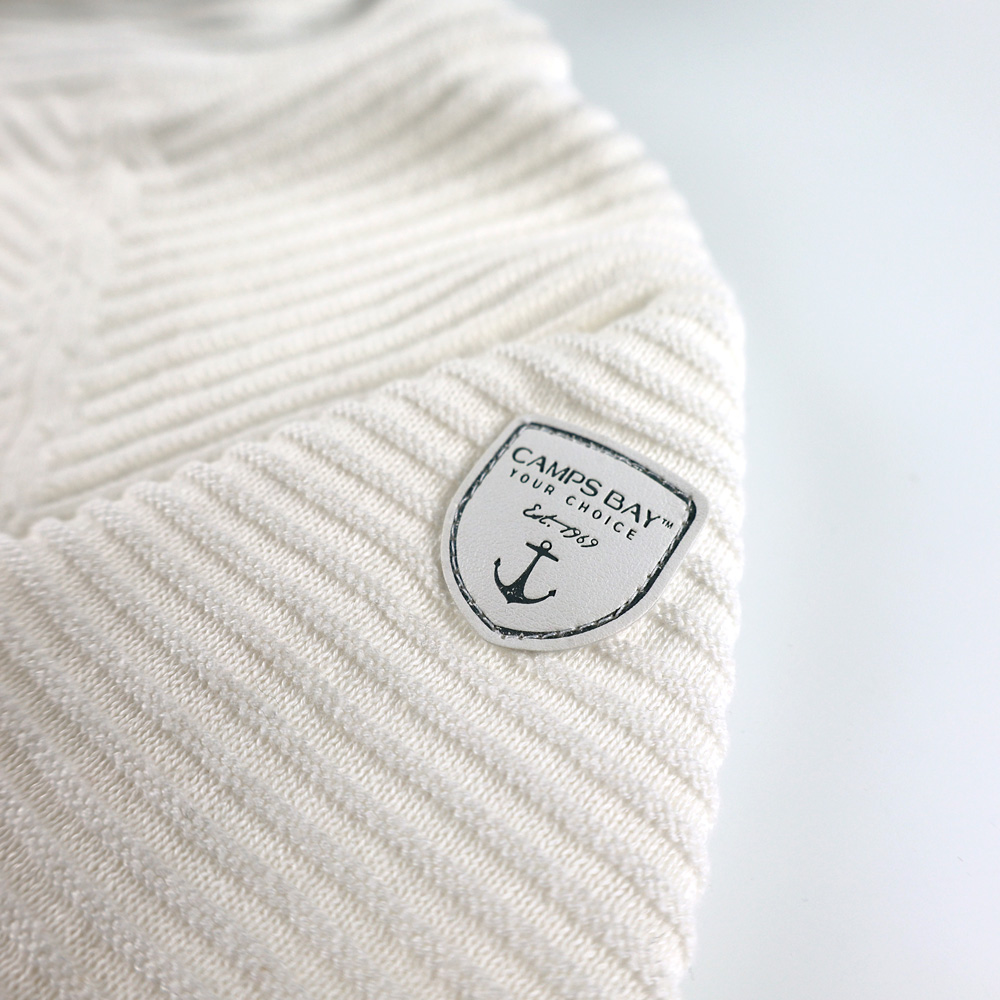 Weibliches Model mit CAMPS BAY Strickpullover in Offwhite